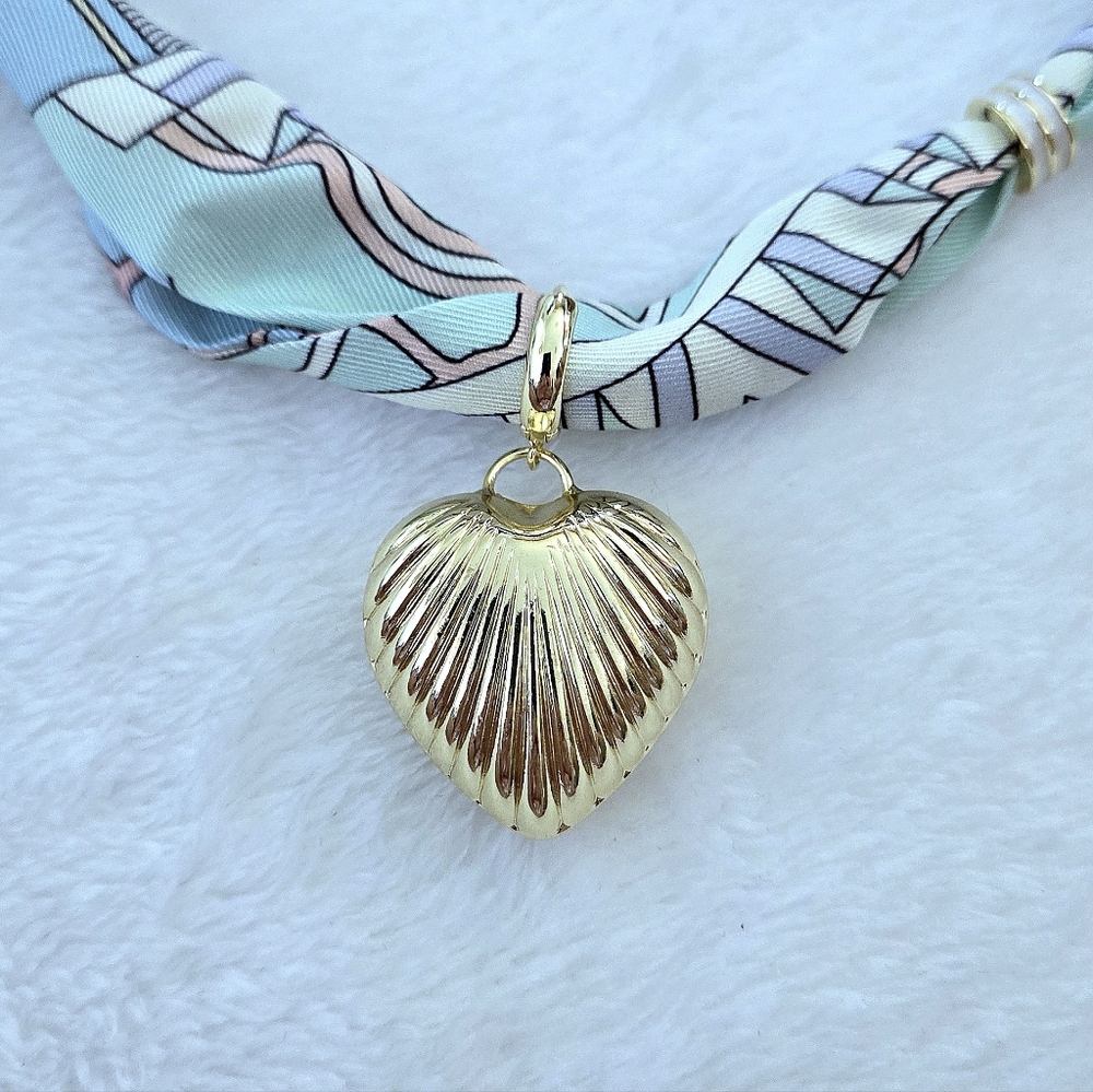 Gemelli👭 Scarf Necklace with Scalloped Gold Heart💛 Pendant - NWT - Picture 2 of 16